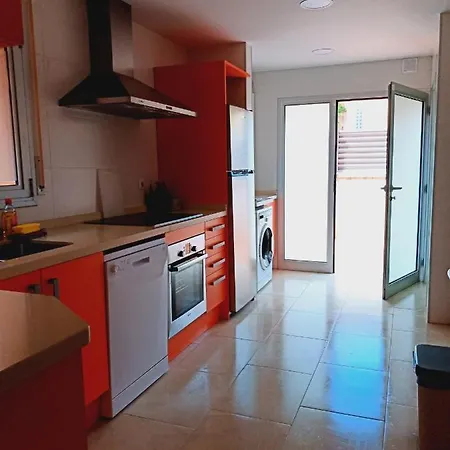 Amplio Con Jardin Y Zona Barbacoa.
